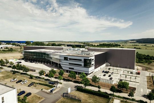 Das ist der neue Logistik-Hub von Weidmüller. Er steht bei Eisenach und wurde Anfang Mai feierlich eröffnet. Besonderen Wert habe man auf automatisierte Distributionsprozesse gelegt. Aber auch die Nachhaltigkeit wurde berücksichtig. Weidmüllers Weg in die Zukunft sei sicher. Das ist der neue Logistik-Hub von Weidmüller. Er steht bei Eisenach und wurde Anfang Mai feierlich eröffnet. Besonderen Wert habe man auf automatisierte Distributionsprozesse gelegt. Aber auch die Nachhaltigkeit wurde berücksichtig. Weidmüllers Weg in die Zukunft sei sicher.