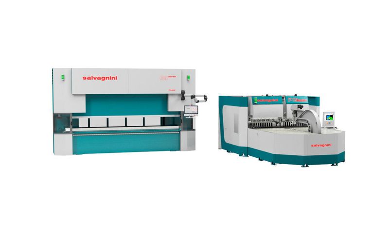 Fertigungszelle aus Abkantpresse B3 und Biegezentrum P2lean. Die Maschinen können durch fahrerlose Transportfahrzeuge (FTF) verbunden werden. (Salvagnini)