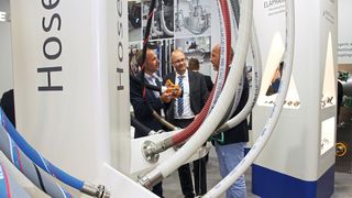 Die Chemie braucht Wasserstoff, wenn sie klimaneutral werden will. Kein Wunder, dass H2-Prozesse auf der Achema eine zentrale Rolle spielen. (Bild: Dechema e.V. / Helmut Stettin)