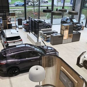 Blick in den neu gestalteten Showroom von Seat und Cupra der Hahn-Gruppe in Kornwestheim. (Bild: Hahn Automobile)