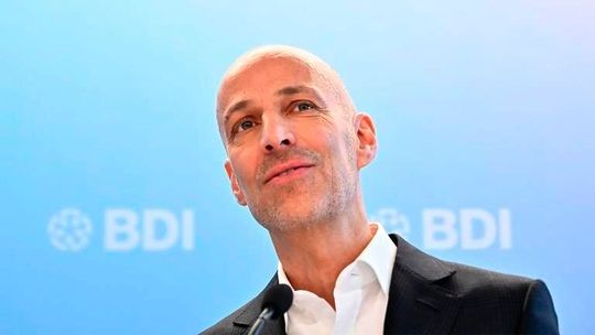 Peter Leibinger, Chef des Bundesverbandes der Deutschen Industrie (BDI), befürchtet, dass die sogenannte Entlastungsprämie verpufft. Parallel kritisiert auch der ZVEI derzeit die Bundesregierung aufgrund diverser Versäumnisse, die den Standort Deutschland bedrohen ...(Bild:  BDI)