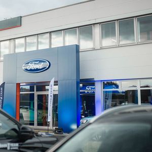 Am neuen Standort verkauft Schröder Team Pkw und Nutzfahrzeuge.(Bild:  Schräder Team)