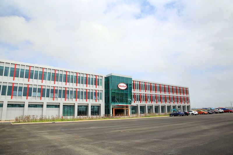 Das verwaltungsgebäude der neuen Klebstofffabrik. (Bild: Henkel)