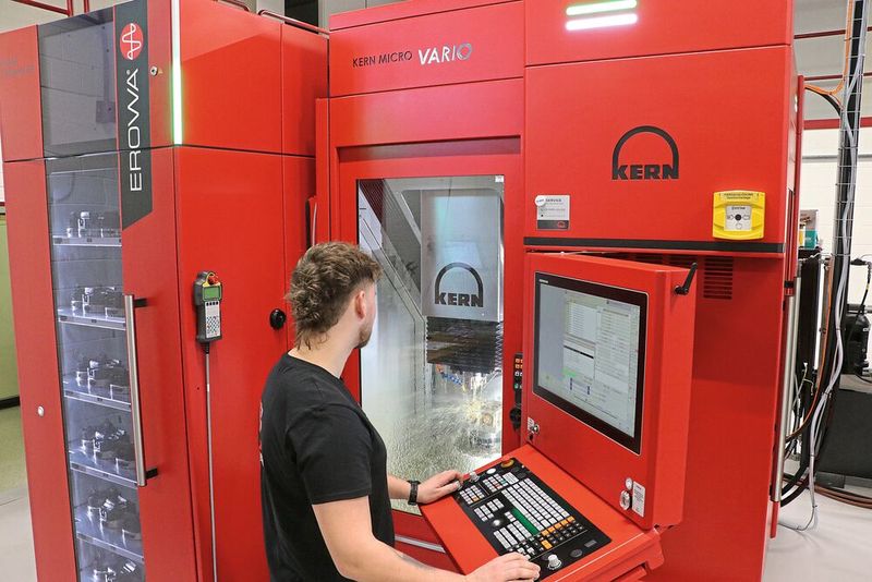 Wenn Kevin Riccius seine Kern Micro Vario vor dem Feierabend startet, macht er sich keinerlei Sorgen mehr: „Ich weiß einfach, dass mit dieser Maschine nichts passieren kann und am nächsten Tag alles passt.“  (Bild: Kern Mikrotechnik GmbH)