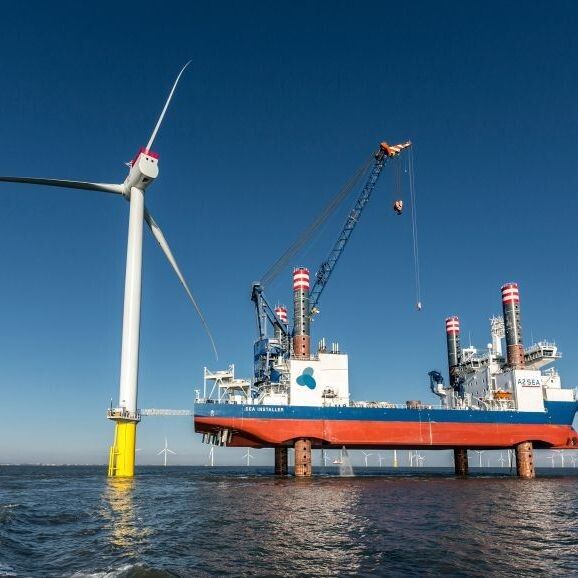 Geschafft: In weniger als 24 Stunden und somit in Rekordzeit hat das Team von Siemens und DONG Energy die leistungsfähigste Windturbinengeneration auf See installiert. Im Demonstrationsprojekt Gunfleet Sands III werden die beiden 6-MW-Maschinen ab sofort offshore getestet. (Siemens)