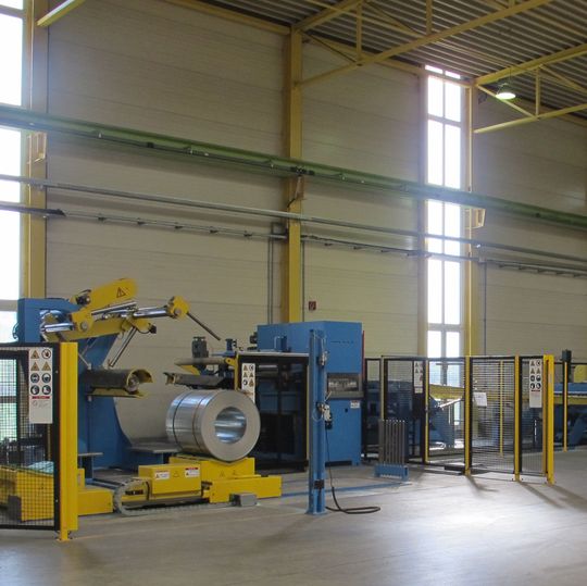 Neu in Betrieb ist eine Powerline S von Schuler beim Kantprofil-Hersteller Wirth in Landsberg bei Halle (Saale).(Bild:  Schuler)