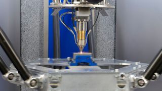 Mit dem EHLA 3D-Verfahren will das Fraunhofer ILT Hochgeschwindigkeits-3D-Druck mittels Laserauftrag erreichen. Das Konzept dafür basiert auf dem kinematischen Prinzip des Tripoden.  Die Bauplattform kann sehr schnelle und präzise Bewegungen ausführen, ohne dass dabei große Schwingungen auftreten. (Fraunhofer ILT)