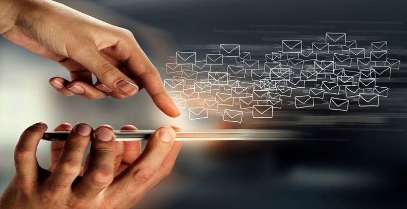 7. Newsletter abbestellen: Je mehr E-Mails in unserem Postfach landen, desto schwieriger wird es, diese zu verwalten. Daher hilft ein kritischer Blick auf eingehende Nachrichten inklusive der abonnierten Newsletter. Sie haben einmal vor fünf Jahren für einen Safari-Trip bei einem Online-Outdoor-Shop bestellt und erhalten seither jede Woche ein Update mit den neuesten Survival-Gadgets, obwohl Sie eigentlich nur noch nach Italien fahren? Dann heißt es abbestellen, weniger Mails erhalten – und außerdem weniger Kohlendioxid produzieren. (Bild: frei lizenziert Gerd Altmann - Pixabay)