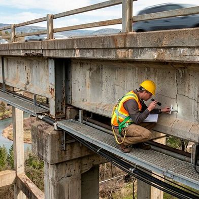 Auf eine Anfrage aus der SPD-Landtagsfraktion antwortete NRW-Verkehrsminister Oliver Krischer (Grüne), dass „Techniken [wie KI] bislang nicht in größerem Umfang einsetzbar“ seien. (Bild: Gemini / KI-generiert)