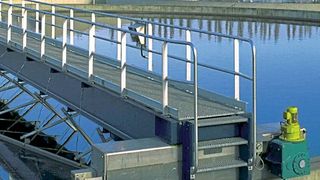 Mit seinen Pumpenreinigungsfunktionen sorgt der Frequenzumrichter ACQ580 für einen sicheren Abwasserabfluss beispielsweise in Abwasseraufbereitungsanlagen.  (ABB)