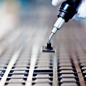 Programmierung und Bauteilhandling im Testzentrum: Elektronische Komponenten werden geprüft, programmiert und für den weiteren Einsatz vorbereitet.(Bild:  Semitron)