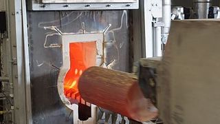 Für 130 Mio. Euro haben die Wieland-Werke in Vöhringen neue Anlagen errichtet – hier ein Gasofen bei der Bolzenentnahme. Bild: Wieland-Werke (Archiv: Vogel Business Media)