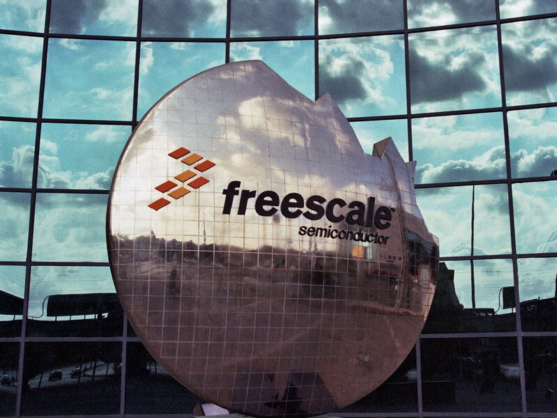 2015: NXP fusioniert mit Freescale. Die Motorola-Ausgründung Freescale, bekannt unter anderem für ihre PowerPC-Architektur, ging 2015 für 11,8 Mrd. US-$ im niederländischen Halbleiteranbieter NXP auf. Der Merger zog eine Reihe kartellrechtlicher Streitigkeiten und Teilabspaltungen von Firmensegmenten nach sich - und ließ gerade einmal ein Jahr später beinahe NXP selbst zum Zielobjekt einer Übernahme durch Qualcomm werden. (Freescale / Orcaman / CC BY-SA 3.0)