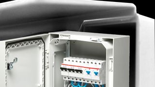 Verbesserte Spritzgussformen ermöglichen eine kostengünstige Lösungen auch für extreme Einbausituationen und schützt auch vor Starkregen. (Fibox)