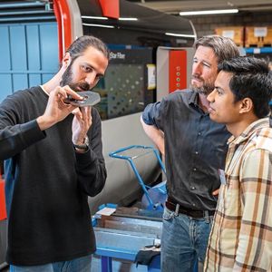 Pour entraîner leurs modèles, les chercheurs ont mené une série de tests en utilisant des matériaux d'épaisseurs différentes. De gauche à droite : Konstantinos Skovolas, ingénieur chez Bystronic, Andreas Lüdi, responsable mondial de l'innovation chez Bystronic, et Naval Mehta, chercheur à l'Empa.(Source :  Roland Richter / EMPA)