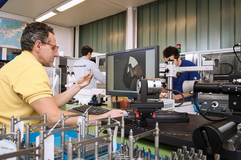 Hier in der Qualitätskontrolle werden die fertig bearbeiteten Werkzeuge kontrolliert, so dass nur einwandfreie Werkzeuge in den Versand gehen. (Bild: Thomas Entzeroth)