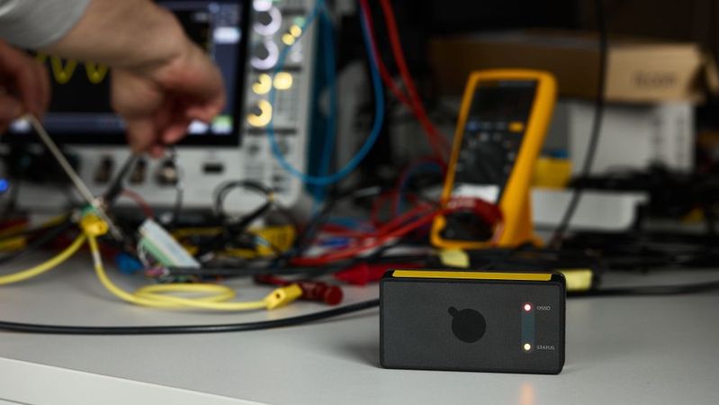 Der sicherheitszertifizierte 3D-Ultraschallsensor für autonome Robotik- und Maschinensicherheits-Anwendungen mit Anforderungen bis SIL 2 und PL d, ist ab sofort verfügbar.(Bild:  Sonair)