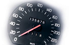 Ein manipulierter Tacho ist der Klassiker unter den Kaufrechtsfällen. Die Differenz zwischen echtem und angegebenem Tachostand darf nur geringfügig sein. (Bild: © Gerhard Seybert - adobe.stock.com)