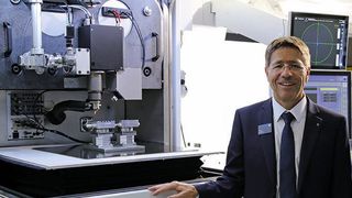 Hans Marfurt, Geschäftsführer der Trumpf Maschinen AG, und Pascal Perrin, Technischer Kundendienst, vor der neuen «TruLaser Cell 2000» am Messestand auf der EPHJ. (Bild: Trumpf)