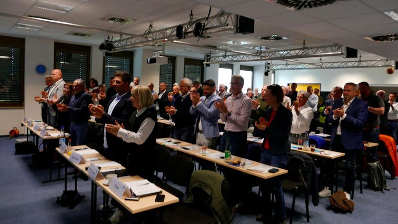 Standing Ovations für den scheidenden Präsidenten. Die Mitgliederversammlung zollte Peter Börner den in 13 Jahren verdienten Respekt. (Bild: Wenz - VCG)