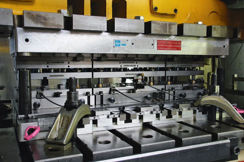 Die Bruderer-Stanzautomaten sind fast alle mit einer Prozessüberwachungslösung von Schwer + Kopka ausgestattet. Die Sensoren sind praktisch im Stanzwerkzeug – in diesem Beispiel im Folgeverbundwerkzeug – integriert. (Bild: Kuhn)