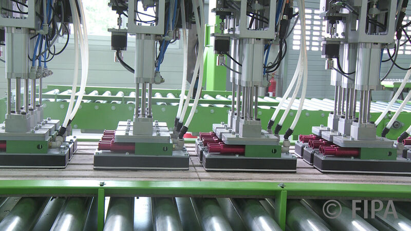 Ein kartesischer Roboter nimmt die Fliesen mithilfe von Fipa Flächengreifern horizontal von der Materialzuführung auf, fährt sie zum Betonelement und setzt sie dort mit hoher Präzision wieder ab. (Bild: Fipa)