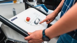 Mit dem neuen „E-Care“ von Mahle können Werkstätten Kühlkreisläufe von E-Fahrzeugen warten. (Bild: Mahle)