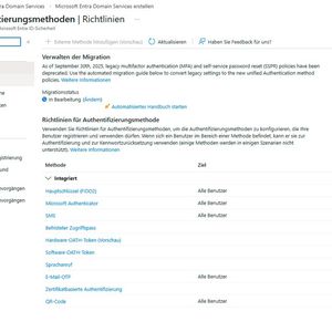Die Richtlinienübersicht für Authentifizierungsmethoden in Microsoft Entra ID zeigt aktivierte und deaktivierte Verfahren einschließlich FIDO2, Authenticator, SMS und E-Mail-OTP.(Bild:  Thomas Joos)