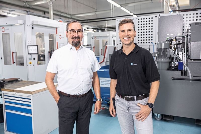 Von links: Stefan Bux von der HPV Hermle Vetriebs GmbH und Florian Lukats von der hg medical GmbH. (Bild: Hermle)