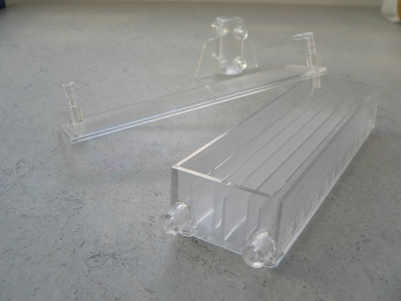 Gemeinsam mit Proto Labs und deren Express-Kunststoffteiledienst Proto Mold wurde der ideale Kunststoff für Bioreaktoren gefunden. Gefertigt wurden der Reaktor, der Deckel und ein Adapter als Halter für die Versorgungsleitungen und die Messsonden. Jeder Patient erhält seinen eigenen Bioreaktor. (Proto Labs)