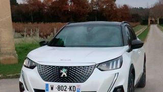 Die zweite Generation des Peugeot 2008 kommt auch als reiner Stromer. (Simon/»kfz-betrieb«)
