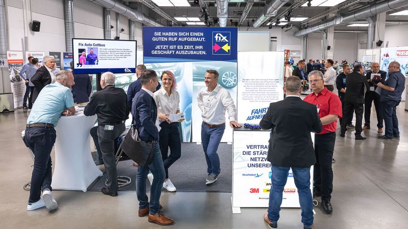 Die Mitarbeiter des Werktattkonzepts Fix Auto erklärten den Besuchern der Branchenveranstaltung, welche Vorteile die Teilnahme an ihrem Franchisekonzept für K&L-Betriebe hat. (Bild: Stefan Bausewein)