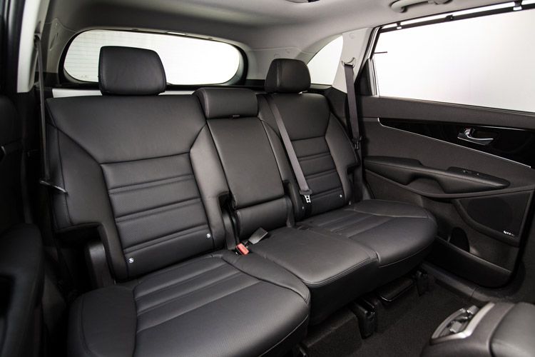 Variabel ist der Sorento auch: Die zweite Reihe ist geteilt verschiebbar und kann im Verhältnis 40:20:40 umgeklappt werden. (Foto: Kia)