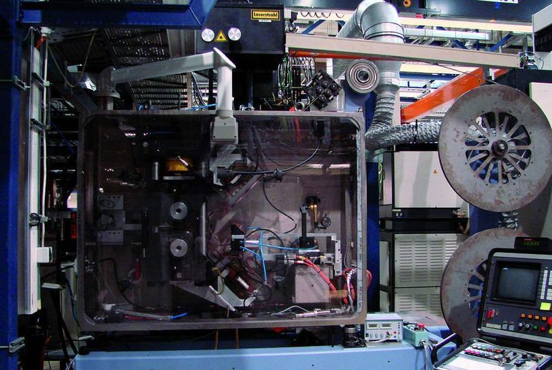 Bild 2: Auf dieser Laboranlage kann 12 mm breites Schmalband aus einem Werkstoffverbund hergestellt werden. (Archiv: Vogel Business Media)