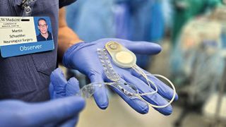 Dr. Martin Schuettler mit dem Brain Interchange System (Bild: Cortec)