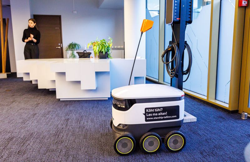 Auch vor Ort: die Hightech Version von Essen auf Rädern. Ein autonomer selbstfahrender Roboter liefert Medikamente und warme Mahlzeiten direkt vor die Tür.  (Bild: © Raul Mee)