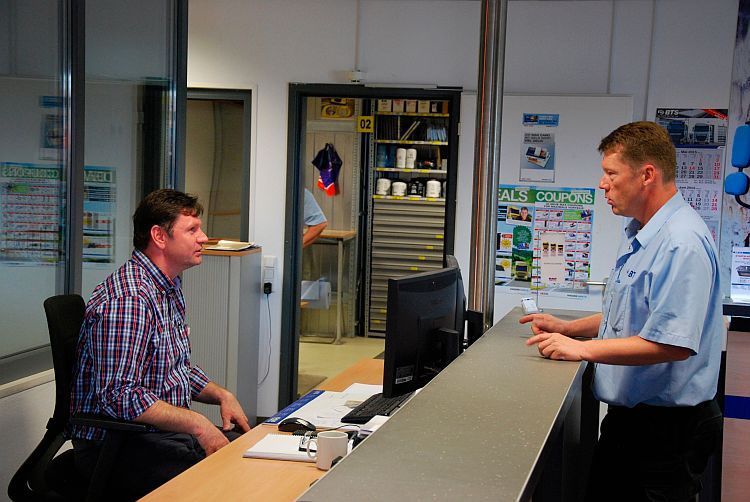 An der Annahmetheke erkundigt sich Betriebsleiter Jörg Herrmann (re.) nach dem Stand der Dinge.  (Foto: Rosenow)