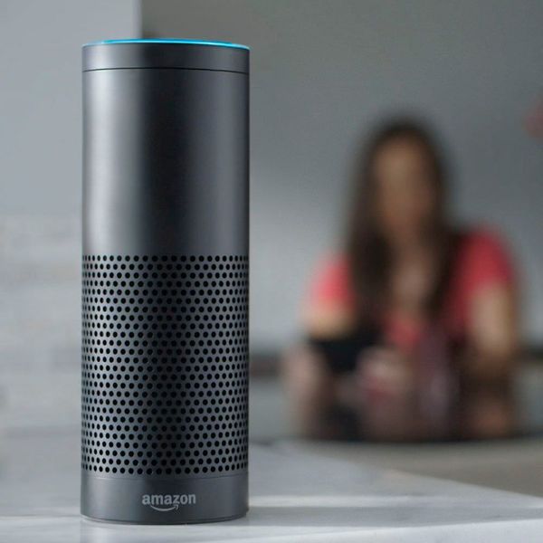 Amazons stets zuhörender Lautsprecher Echo wurde dank des Sprachassistenten Alexa zum Bestseller. (Amazon)