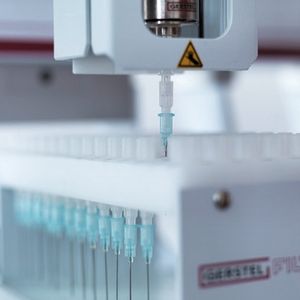 Abb. 1A: Eine Aliquote des Extraktes wird vom Gerstel-Multi-Purpose-Sampler (MPS) aus dem Probenvial (aus der Innenseite des Siebfilters) überführt ....