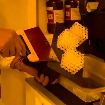 Die gebrauchsfertigen Photopolymere eignen sich für die Open-Source-DLP-3D-Drucker von Asiga.(Bild:  Evonik)