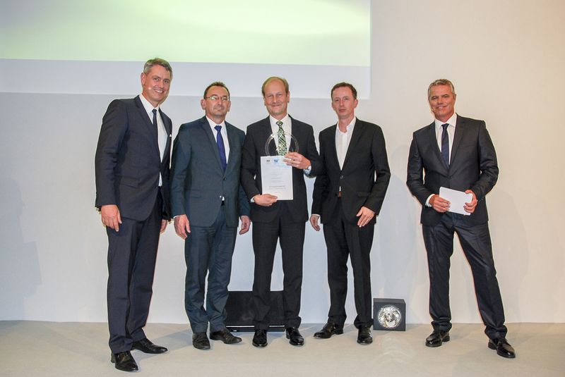 Engagiert für E-Mobilität: Dr. Hans-Jörg Domian, Leiter Vorentwicklung und Konstruktion der ZF Friedrichshafen AG (3.v.l.), nimmt den eCarTec-Award 2014 für das elektrische Achsantriebssystem entgegen. (v.l.: Robert Metzger, Munich Expo; MD Dr. Johann Schachtner, Bayerisches Staatsministerium für Wirtschaft und Medien, Energie und Technologie; Dr. Hans-Jörg Domian, ZF Friedrichshafen AG; Johannes Winterhagen, Leitender Redakteur mobility 2.0; Moderator Jan Stecker) (Bild: Munich Expo)
