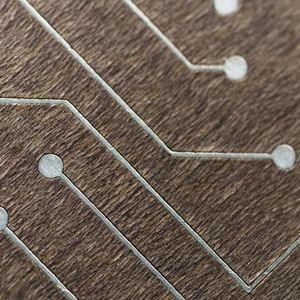 Holz-Metall-Ausführung: Abgrenzung durch unterschiedliche Materialkombinationen.
