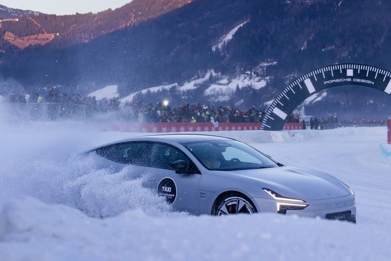 In der Standardversion schicken die beiden Elektromotoren zusammen 550 Kilowatt an die vier Räder, die Performance-Version leistet 650 Kilowatt. (Bild: Polestar)