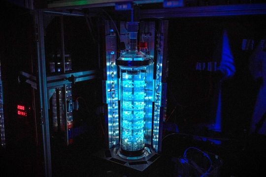 Gerührter Schlaufenphotoreaktor mit eingebauten statischen Mischern(Bild:  Elvira Eberhardt/ Uni Ulm)