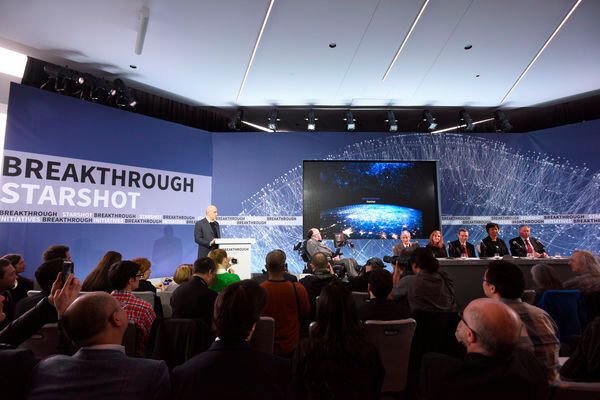 Der russische Internet-Milliardär Yuri Milner (am Rednerpult) stellt das Konzept vor.  (Bild: 2016 Getty Images/Breakthrough Initiatives)