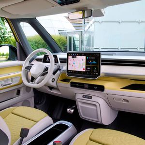 Die Innenausstattung ist freundlich und luftig, insbesondere wenn eine der hellen Farbwelten mit weißem Lenkradkranz spezifiziert wurde.(Bild:  Autoren-Union Mobilität/Volkswagen)