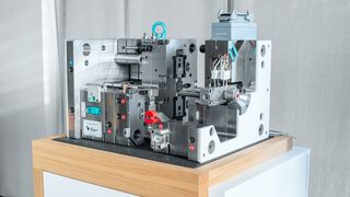 Partnerschaftlicher Erfolg! Meusburger und die WBA Aachener Werkzeugbau Akademie präsentieren diesen Formenaufbau mit Einbauteilen, der auf Standardisierung getrimmt ist. Hier das Ganze im Schnitt. (Meusburger)