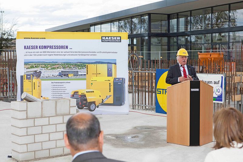 Thomas Kaeser, Vorstandsvorsitzender Kaeser Kompressoren SE, bei der Grundsteinlegung zum neuen Verwaltungsgebäude. (Bild: Kaeser)