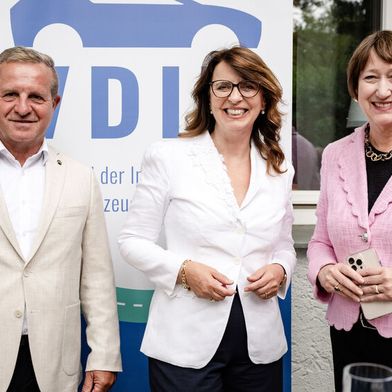 Zwei Präsidentinnen und der kommissarische ZDK-Präsident zeigten sich beim VDIK-Empfang einig (v.l.): Thomas Peckruhn (ZDK); Imelda Labbé (VDIK) und Hilgedard Müller (VDA). (Bild: Oliver Wolff)