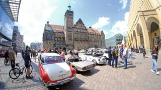 Der Abschluss der Säschischen Meister-Classic 2022 fand auf dem Chemnitzer Marktplatz statt. Zahlreiche Zuschauer empfingen hier die Teilnehmer. (Bild: Zietz/»kfz-betrieb«)